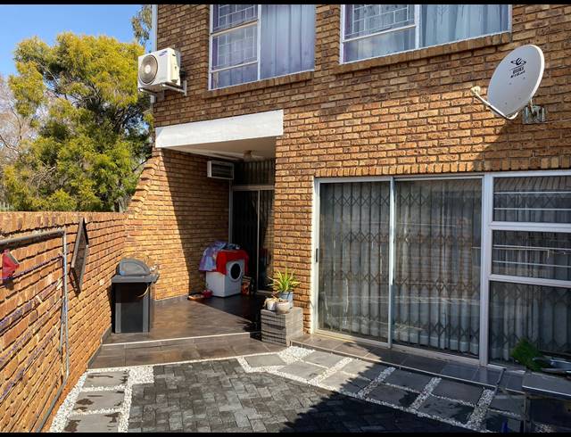 3 BEDROOM TOWNHOUSE FOR SALE IN FLORA GARDENS